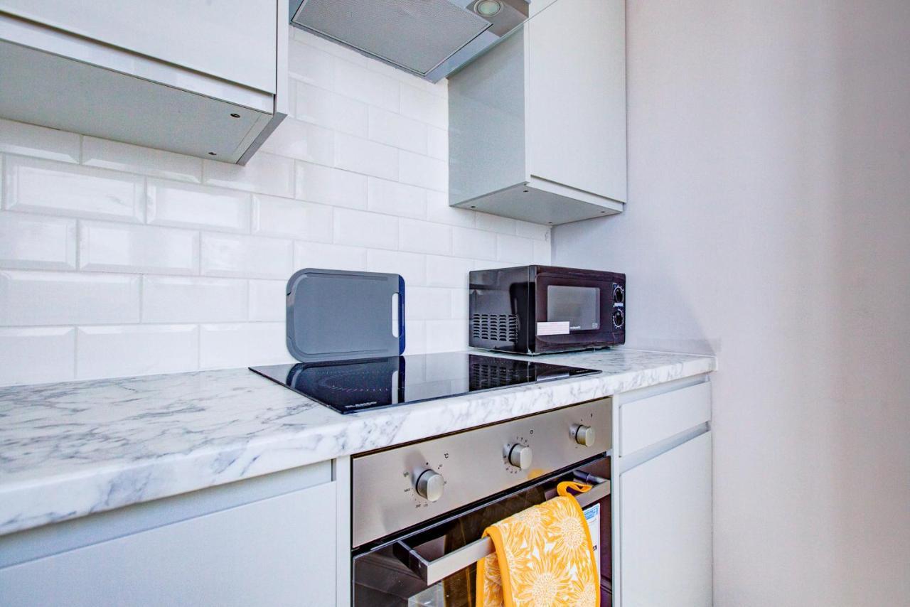 Spacious And Modern 1 Bed 1 Bath Apartment In The Heart Of イーストボーン エクステリア 写真